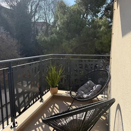 Bright With Balcony Near Bus And Train Lejlighed
